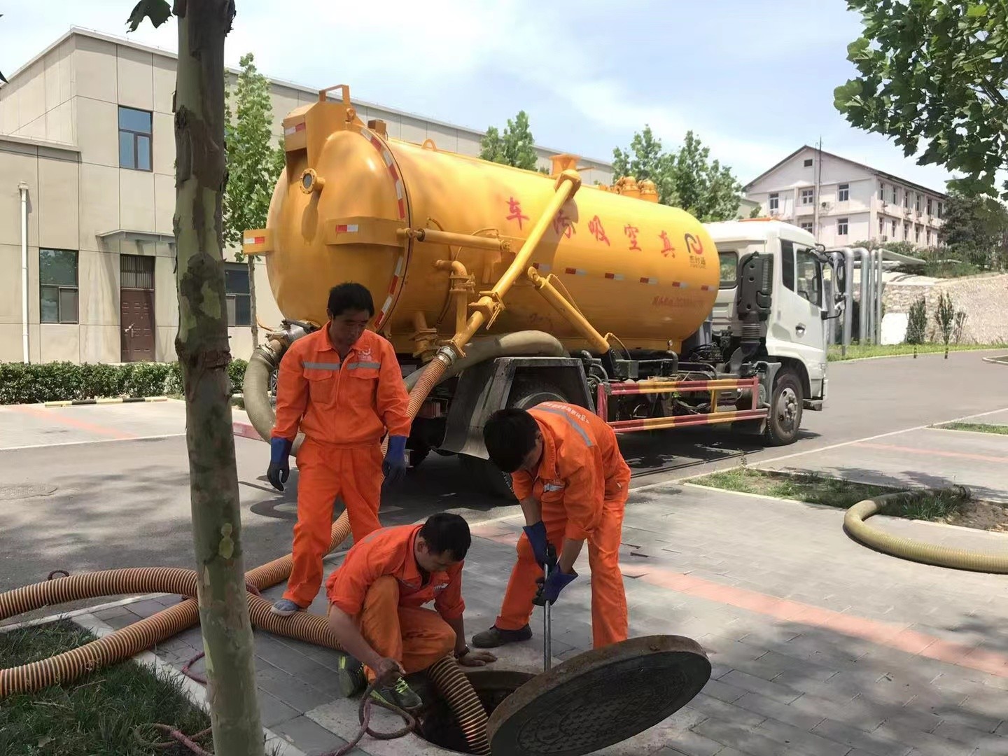 王屋镇化粪池清理与5-8吨吸粪车施工效率分析